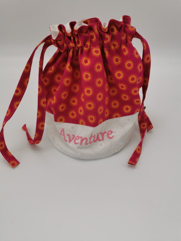 Petit sac de voyage rond avec fond réversible brodé texte 30 x 25 cm – Image 8