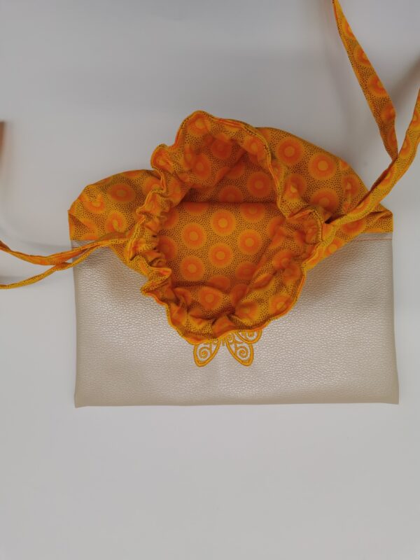 Petit sac de voyage réversible 2 tissus 25x30 cm jaune- brodé image papillon – Image 2
