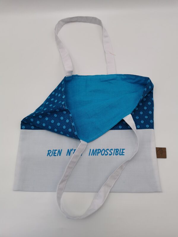 Tote bag 2 bandes doublé blanc turquoise 39 x 35 cm brodé texte Rien n’est impossible – Image 3