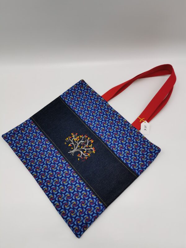 Tote bag 3 bandes doublé bleu jean 39 x 35 cm brodé arbre de vie – Image 2