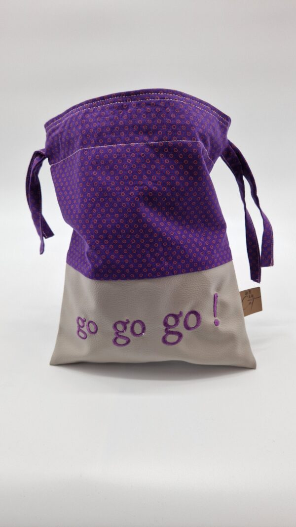 Petit sac de voyage réversible 2 tissus 25x30 cm violet- brodé texte go go go