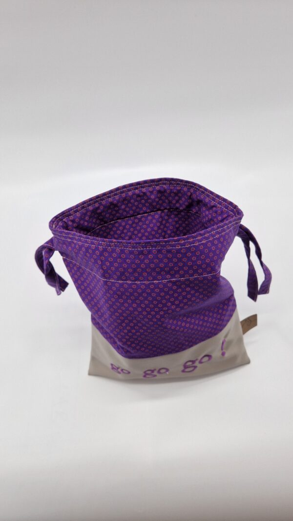 Petit sac de voyage réversible 2 tissus 25x30 cm violet- brodé texte go go go – Image 2
