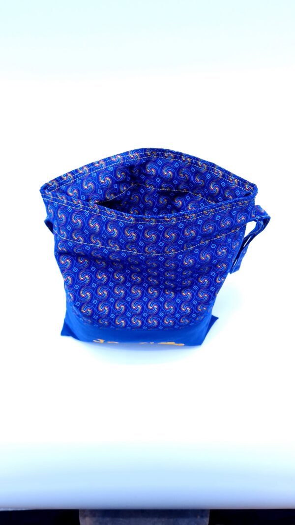 Petit sac de voyage réversible 2 tissus 25x30 cm bleu- brodé texte Je t'aime – Image 2