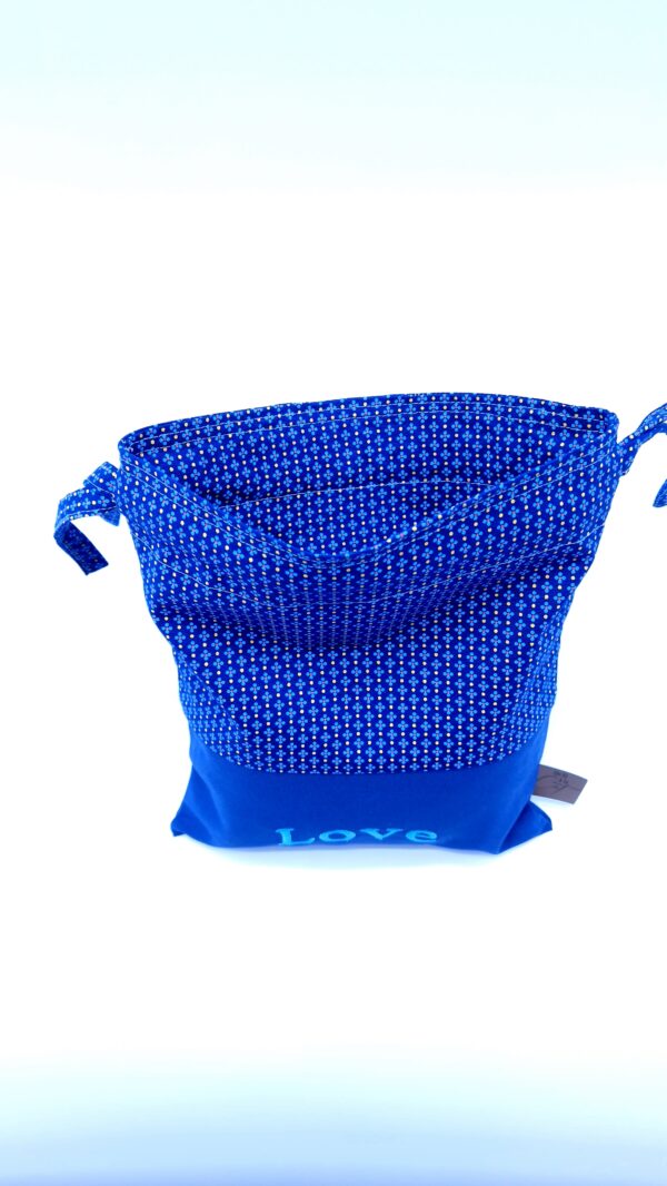 Petit sac de voyage réversible 2 tissus 25x30 cm bleu- brodé texte love bleu – Image 2
