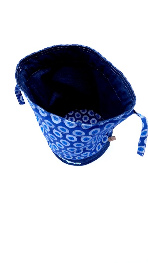 Petit sac de voyage rond avec fond réversible 2 tissus 30 x 25 cm bleu- brodé texte Love – Image 2