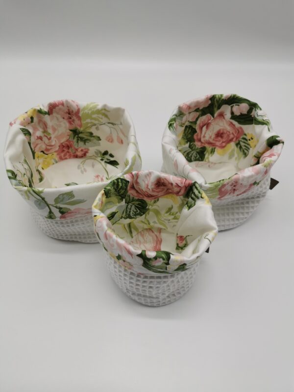 Lot 3 Paniers salle de bain ronds floral pastel blanc 10 cm 13 cm et 16 cm – Image 3