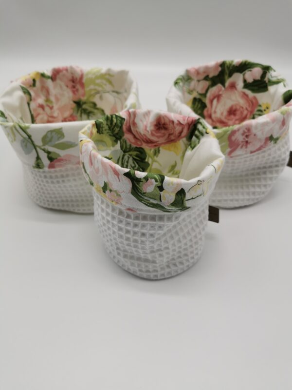 Lot 3 Paniers salle de bain ronds floral pastel blanc 10 cm 13 cm et 16 cm – Image 2