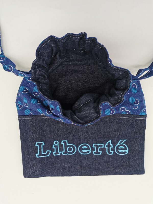 Petit sac de voyage réversible 2 tissus 25x30 cm bleu- brodé texte Liberté – Image 2