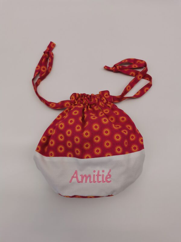 Petit sac de voyage rond avec fond réversible 2 tissus 30 x 25 cm rose- brodé texte Amitié – Image 2