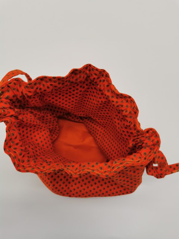 Petit sac de voyage rond avec fond réversible 2 tissus 30 x 25 cm orange - brodé texte Croque la vie – Image 3