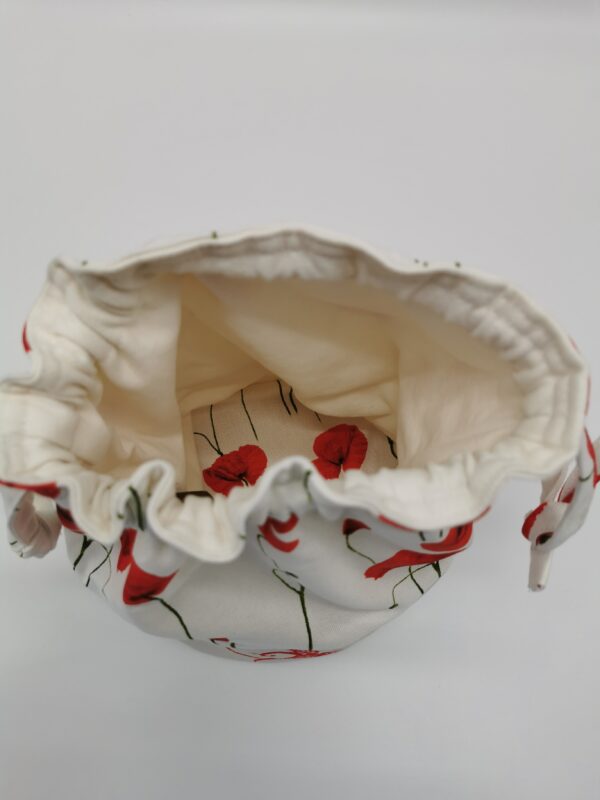Petit sac de voyage rond avec fond Collection Coquelicots 2 tissus 30 x 25 cm blanc- brodé image coeur fleurs – Image 3