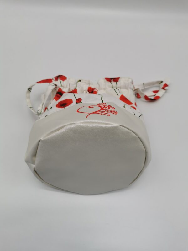 Petit sac de voyage rond avec fond Collection Coquelicots 2 tissus 30 x 25 cm blanc- brodé image coeur fleurs – Image 2