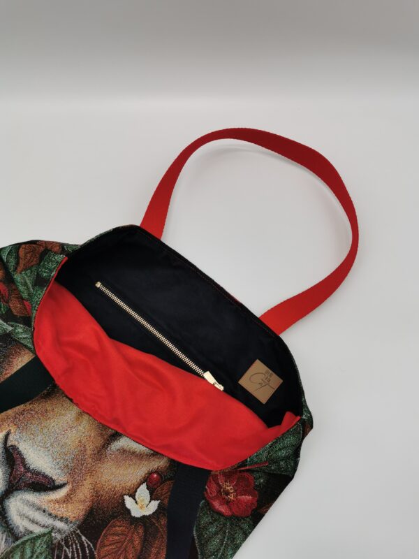 Tote bag Collection Savane Lionne intérieur suédine rouge et noire – Image 3