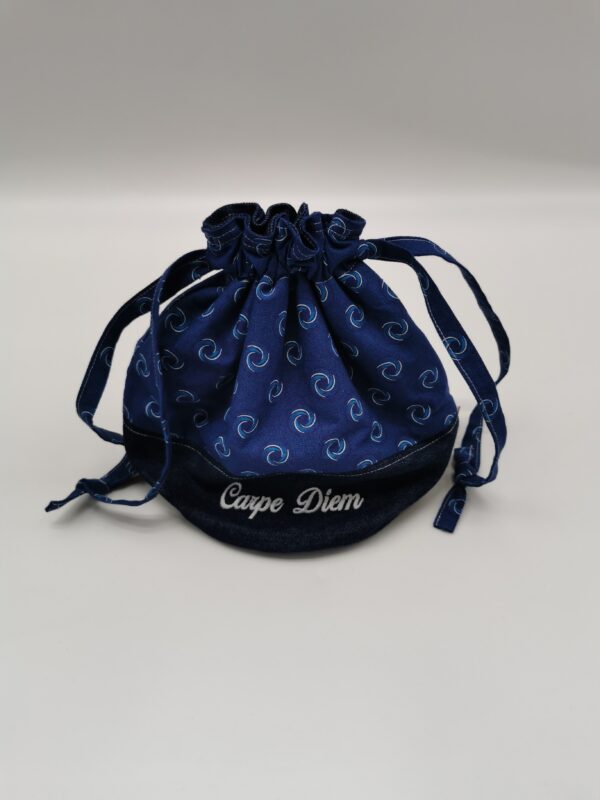 Petit sac de voyage rond avec fond réversible 2 tissus 30 x 25 cm bleu- brodé texte Carpe Diem – Image 2