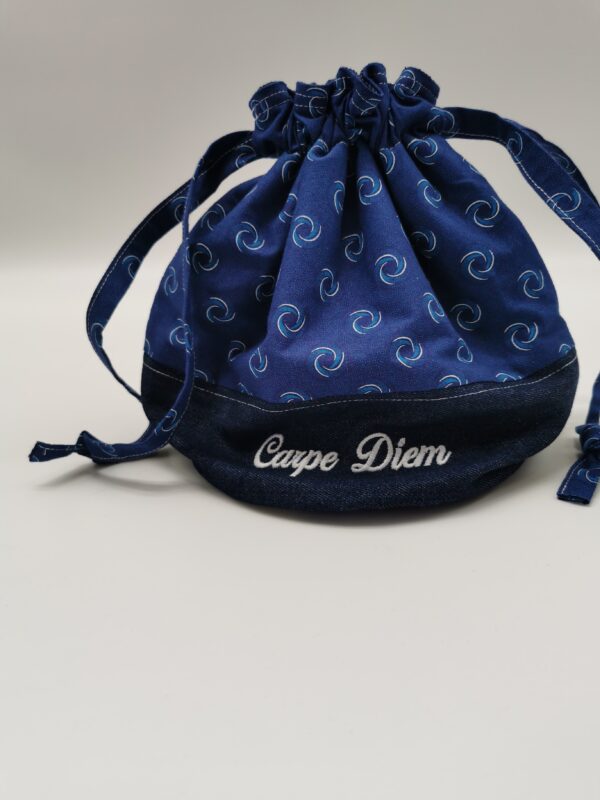 Petit sac de voyage rond avec fond réversible 2 tissus 30 x 25 cm bleu- brodé texte Carpe Diem – Image 5