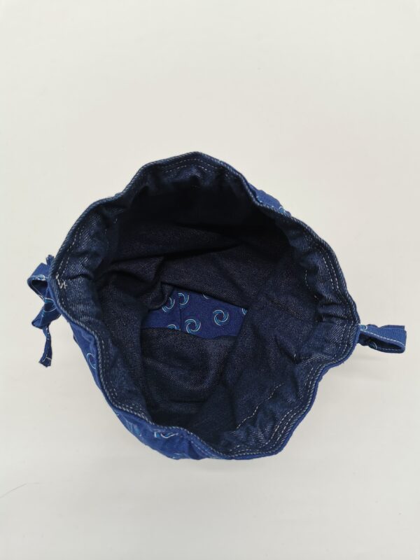Petit sac de voyage rond avec fond réversible 2 tissus 30 x 25 cm bleu- brodé texte Carpe Diem – Image 3