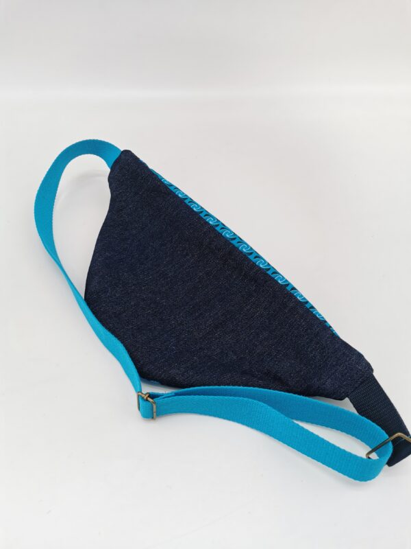 Sac banane bandoulière réglable en denim bleu et tissu bleu turquoise – Image 4
