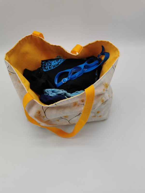 Mini Sac de plage fleuri crème intérieur tissu enduit jaune 49 x 32 cm – Image 2