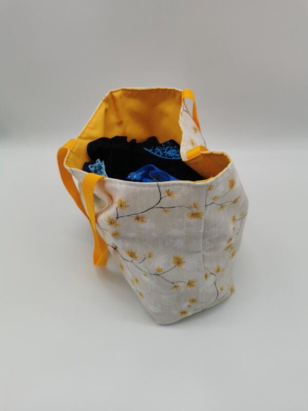 Mini Sac de plage fleuri crème intérieur tissu enduit jaune 49 x 32 cm – Image 3