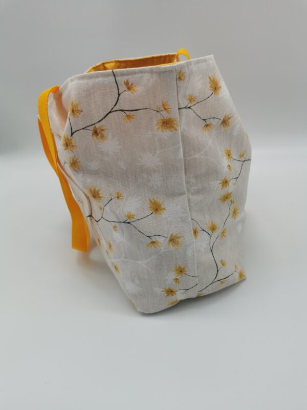 Mini Sac de plage fleuri crème intérieur tissu enduit jaune 49 x 32 cm – Image 4
