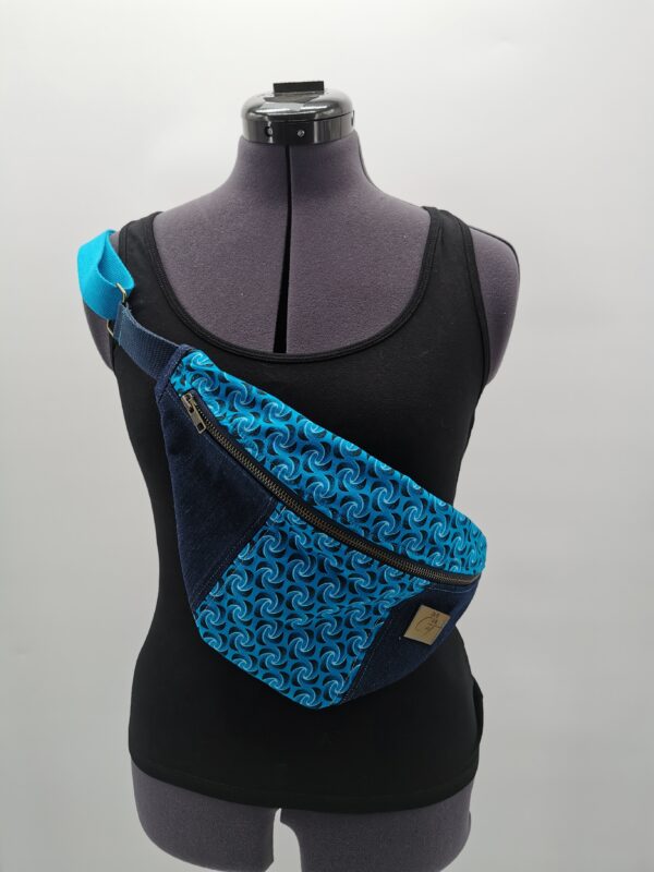 Sac banane bandoulière réglable en denim bleu et tissu bleu turquoise – Image 5