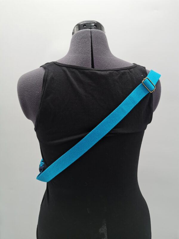Sac banane bandoulière réglable en denim bleu et tissu bleu turquoise – Image 6