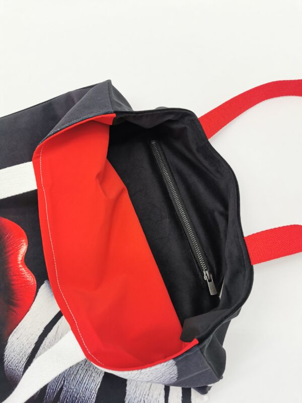Tote bag Collection Visage Femme 2025 Rouge et Noir zèbre – Image 5