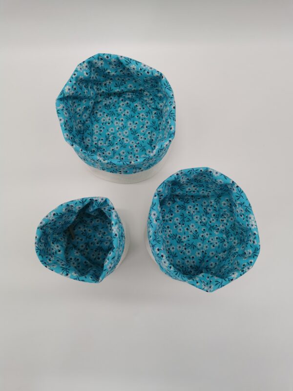 Lot 3 Paniers déco ronds velours côtelé blanc intérieur bleu petites fleurs  10 cm 13 cm et 16 cm – Image 2